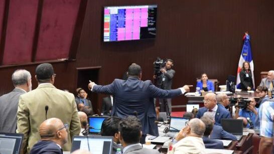 Diputados seleccionan ternas para que senadores escojan miembros de la Cámara de Cuentas SANTO DOMINGO. – La Cámara de Diputados seleccionó este martes las cinco ternas que serán enviadas al Senado de la República para la escogencia de los miembros de la Cámara de Cuentas para el periodo 2021-2025. El presidente de la Cámara de Diputados, Alfredo Pacheco, felicitó a los miembros de la comisión de Cámara de Cuentas y muy especialmente, a su presidente, el diputado Rogelio Alfonso Genao Lanza. “Felicitamos a la Comisión de Cámara de Cuentas. Tenemos que decir que es un informe muy bien rendido, así que felicitamos a usted y a cada uno de los miembros de la Comisión. No estamos metiéndonos al fondo, sino diciendo que se trata de un buen informe que el pleno tenga la oportunidad de tomar sus decisiones”, puntualizó Alfredo Pacheco. Tanto que, el presidente de la Comisión de Cámara de Cuentas hizo recuento de todo el trabajo realizado para rendir el informe ante el hemiciclo. El pasado 8 de octubre 432 interesados presentaron sus expedientes para aspirar a ser miembros de la Cámara de Cuentas. Pacheco indicó que los 432 expedientes fueron evaluados uno a uno, según lo establecido en la Constitución de la República en su artículo 149 y los requerimientos que contempla la ley 10-04 de Cámara de Cuentas en sus artículos 11 y 12. La primera terna fue propuesta por el diputado Jesús Ogando y la conforman Roberto Martínez Villanueva, María Aureolina Abreu y Elsa Peña Peña, con 146 votos favorables. La segunda terna fue propuesta por el diputado Máximo Castro y la integran Ramón Méndez Acosta, Karen Gisela Castillo de Batista y Tomasina Tolentino Mckenzie, con 155 votos a favor y uno en contra. La terna número tres fue propuesta por el diputado Pedro Martínez, con Aura Celeste Fernández de Moreno, Mario Arturo Fernández Burgos y Odri Altagracia Reyes Núñez, la cual alcanzó una votación de 138 votos favorables y un voto negativo. La terna número cuatro fue presentada por el diputado Luís Sánchez y la componen Janel Andrés Ramírez Sánchez, Juan Luis Seliman Haza y Yovanny Abraham Tabar Rosario, con una votación favorable 109 y en contra 34 contrario. La quinta terna fue presentada por la diputada Dulce Rojas y la integran Roberto Leonel Rodríguez Estrella, Elsa María Catano y Ramón Emilio Sarante, con una votación de 115 y 16 votos en contra. En tal sentido la Cámara de Diputados elaboró una relación sobre la votación que permitió la selección de las cinco ternas que será enviada al Senado de la República para la escogencia de los miembros de la Cámara de Cuentas. Las quintetas La primera quinteta la integraron María Aureolina Abreu, José Miguel Fernández de la Cruz, Roberto Martínez Villanueva, Elsa Peña Peña y Juan María Rosa Almanzor. La quinteta dos estuvo compuesta por Karen Gisela Castillo de Batista, Francisco Faña Batista, Ramón Méndez Acosta, Semari Santana Cueva y 3 Tomasina Tolentino Mckenzie. El grupo tres lo integraron María Yolanda Escalante Moreta, Mario Arturo Fernández Burgos, Aura Celeste Fernández de Moreno, Odri Altagracia Reyes Núñez y Carmen Mirelys Uceta. La cuarta quinteta la integraron Ramón Manuel Castillo Almonte, Aridio Moreno Díaz, Janel Andrés Ramírez Sánchez, Juan Luis Seliman Haza y 3 Yovanny Abraham Tabar Rosario. La quinta quinteta la integran Elsa María Catano Ramírez, Iván Jesús López Núñez, Roberto Leonel Rodríguez Estrella, Ramón Eminio Sarante y Emerson Franklin Soriano Contreras. Otras iniciativas Los diputados, en la sesión de este martes, aprobaron una resolución que solicita al presidente de la República instruir a las autoridades del Servicio Nacional de Salud para la terminación del hospital Batey 5, del distrito municipal El Palmar, municipio de Neyba, provincia Bahoruco. La iniciativa de la diputada Olfanny Méndez, en uno de sus considerandos establece que, tras 16 años de haber iniciado la construcción del centro de salud, con el cual se pretende dar atención médica a los residentes del distrito municipal Batey 5, del distrito municipal El palmar, municipio Neyba, provincia Bahoruco, así como a los habitantes de los bateyes 7,8, y 9, pertenecientes a la provincia Independencia, las autoridades de Salud Pública no han podido terminarlo. También fue aprobada una resolución que solicita al presidente de la República instruir al ministro de Salud, la instalación de un banco de sangre en el hospital Nuestra Señora de Regla, provincia Peravia de la autoría de la diputada Ana Mercedes Rodríguez. Los diputados refrendaron con el voto favorable una resolución que recomienda al presidente de la República impartir instrucciones para la adquisición de los terrenos donde se encuentra el antiguo colegio Maharishi en el kilómetro 8 de la avenida Independencia, Distrito Nacional. El proyecto de la autoría del diputado Elías Matos contó con el respaldo de todos los diputados de la circunscripción uno del Distrito Nacional incluyendo al presidente de la Cámara de Diputados Alfredo Pacheco.