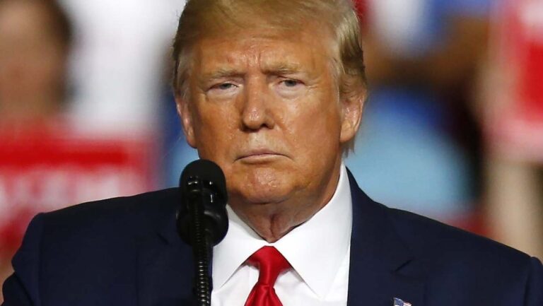 Trump cuestiona si debe respetar la Constitución