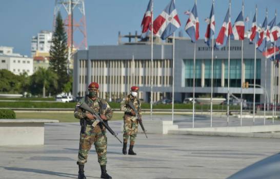 Varias camionetas de la Policía Nacional y militares están apostados en diferentes puntos del monumento ante cualquier eventualidad