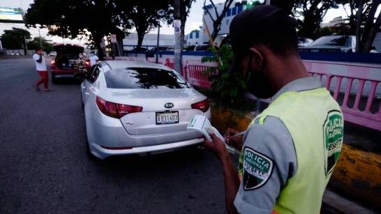 El presidente Luis Abinader dispuso este martes que durante la Semana Santa el toque de queda será de 7:00 de la noche a 5:00 de la madrugada los días Viernes Santo, Sábado Santo y Domingo de Resurrección. La medida esta contenida en el decreto número 171-21, en el cual además se prohíbe el expendio de bebidas alcohólicas para su consumo en lugares y establecimientos públicos y privados de uso público, así como su consumo en tales lugares y establecimientos. Señala que durante la medida de excepción en Semana Santa se dispone una gracias de libre tránsito de tres horas adiciones (hasta las 10 de la noche) con el propósito de que las personas puedan dirigirse a sus residencias. Igualmente dispone que las actividades del sector turístico seguirán reguladas mediante su protocolo sectorial. En su artículo I, el decreto 171-21 señala que la vigencia de las medidas dispuestas en el decreto 133-21, se mantienen en vigencias del 1 de marzo de 2021, a partir del jueves 18 de marzo y hasta el jueves 15 de abril del año en curso. El toque de queda continúa de 9:00 de la noche a 5:00 de la mañana de lunes a viernes con tres horas de libre de libre tránsito, y los sábados y domingo de 7:00 a 5:00 de la mañana con tres horas de libre circulación.