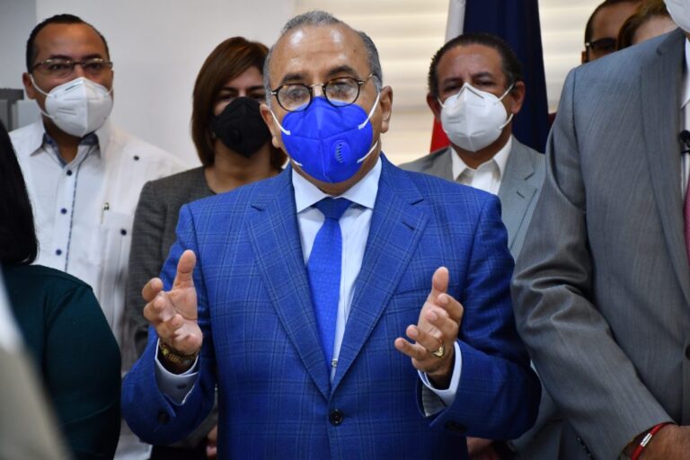 Abinader destituye al ministro de Salud Pública, Plutarco Arias