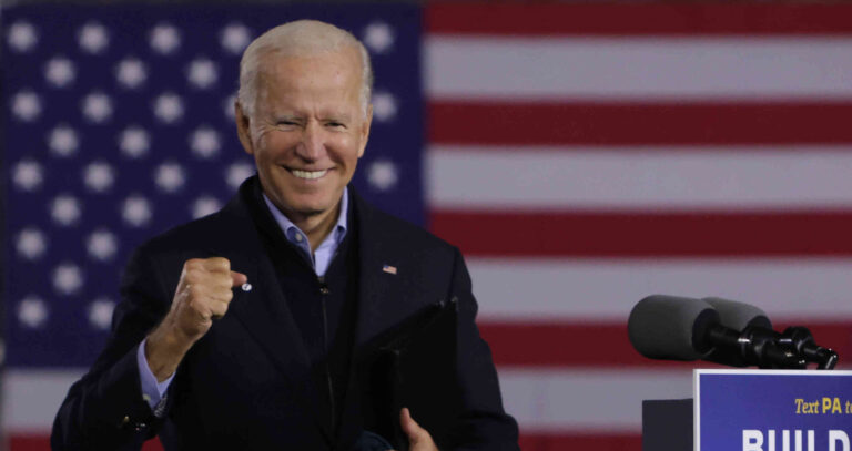 La amplia iniciativa busca garantizar una solución a largo plazo Washington.- El proyecto de ley con el que el presidente de EE.UU., Joe Biden, busca promover una ambiciosa reforma migratoria que otorgue una vía a la ciudadanía para 11 millones de indocumentados llegó este jueves al Congreso, con el respaldo del senador de origen cubano Bob Menéndez y la legisladora Linda Sánchez, de raíces mexicanas. Menéndez, el latino de más alto rango en el Legislativo estadounidense, y Sánchez son los patrocinadores de la Ley de Ciudadanía Estadounidense de 2021, la propuesta bandera con la que el Gobierno de Biden busca remodelar el sistema de migración del país, que desde hace más de 30 años no aprueba una reforma de este tipo. La amplia iniciativa busca garantizar una solución a largo plazo para los "soñadores", como se conoce a los inmigrantes llegados al país siendo niños y amparados por el programa DACA; y a los beneficiados por el Estatus de Protección Temporal (TPS) -que en su mayoría proceden de Centroamérica- y los trabajadores agrícolas inmigrantes. También puedes leer: Las escuelas públicas de Florida pierden 90,000 alumnos debido a la pandemia Amplía además los visados de diversidad de 55.000 a 80.000, promueve cambios en el sistema de inmigración basado en el empleo y tiene entre sus prioridades mantener a las familias inmigrantes unidas. Un esfuerzo similar fue liderado en 2013 por el entonces presidente Barack Obama -quien tuvo como vicepresidente a Biden-, pero naufragó en la Cámara de Representantes pese a haber conseguido la aprobación del Senado. Para convertirse en realidad, la propuesta de Biden deberá contar con la totalidad de los votos demócratas en el Senado, 50, y asegurarse diez republicanos. De lo contrario, estará condenada a fracasar como ha sucedido con los intentos de regularización en los años anteriores. "Arreglar" el sistema migratorio, tras Trump "Estamos aquí porque el pasado noviembre 80 millones de estadounidenses votaron contra Donald Trump y contra todo lo que representaba. Votaron para restaurar el sentido común, la compasión y la confianza en nuestro Gobierno", dijo Menéndez en una conferencia de prensa virtual. "Y parte de ese mandato -agregó- es arreglar nuestro sistema de migración, que es la piedra angular del odioso espectáculo de horror de Trump". Como uno de los más veteranos en el Congreso, Menéndez señaló que la razón por la que no se ha conseguido una reforma migratoria es porque una y otra vez han "capitulado demasiado rápido a las voces marginales que se han negado a aceptar la humanidad y las contribuciones de los inmigrantes". Al dirigirse a sus colegas republicanos, aseguró que el voto latino no es propiedad de ningún partido y destacó que los hispanos son "la mayor minoría racial y étnica del país". En su intervención, Sánchez recordó que es hija de inmigrantes mexicanos -un mecánico industrial y una maestra de escuela primaria-, y afirmó que por ello se ha dedicado a construir un sistema de inmigración "que permita a la gente vivir sin miedo". "Vinieron (sus padres) a este país y trabajaron duro y se sacrificaron cada día para mantenernos a mí y a mis hermanos", relató la legisladora, cuya hermana, Loretta Sanchez, fue también congresista en el pasado. Ambos políticos estuvieron acompañados por los legisladores de la Cámara Baja Zoe Lofgren, Lucille Roybal-Allard, Nydia Velázquez, Judy Chu, Raúl Ruiz, Yvette Clarke y Yvette Clarke, así como por los senadores Amy Klobuchar, Alex Padilla y Ben Ray Luján, que prometieron su respaldo a la iniciativa. Ocho años para lograr una ciudadanía El proyecto prevé un proceso de ocho años para que los indocumentados puedan alcanzar la ciudadanía. Previamente, quedarán amparados por un estatus temporal y, después de cinco años, podrán optar por una tarjeta de residencia permanente (conocida por su nombre en inglés "green card"). Para los "soñadores", los beneficiarios del TPS y los trabajadores agrícolas inmigrantes, la iniciativa propone una residencia legal de "inmediato" y tres años más tarde la ciudadanía. Será un requisito fundamental para estas personas "haber estado en el país antes del 1 de enero de 2021". El proyecto de ley deroga además la prohibición de reingreso para quienes hayan permanecido de forma irregular en territorio estadounidense, elimina los topes por país para los visados basados en el empleo y aumenta de 10,000 a 30,000 los cupos para los visados U (que se otorgan a víctimas de abuso físico o mental). Asimismo, elimina el plazo mínimo de un año para que quienes se encuentren en el país puedan solicitar asilo, reemplaza el término "extranjero" por "no ciudadano" y promueve la reunificación de familias, en especial de los grupos familiares LGBTQ+. Por otro lado, aborda las causas de la migración al financiar un plan de la Administración de Biden para aumentar la asistencia a El Salvador, Guatemala y Honduras, de donde procede la mayoría de inmigrantes que buscan cruzar a EE.UU. desde México. También crea opciones para que las personas que buscan protección puedan solicitar un estatus legal en Centroamérica; restablece el programa de menores centroamericanos que permite reunir a los pequeños con sus padres que residen en EE.UU.; y destina recursos para el uso de la tecnología en las fronteras. La portavoz de la Casa Blanca, Jen Psaki, destacó este jueves en una llamada con periodistas que espera que más conservadores se sumen a los patrocinadores de este proyecto, al indicar que "históricamente este ha sido un tema con el que los demócratas y republicanos están comprometidos". En ese sentido, adelantó que será necesario que haya negociaciones al respecto. Y zanjó: Biden "cree que la modernización de nuestro sistema de inmigración es una prioridad absoluta para el país". Fuente: EFE
