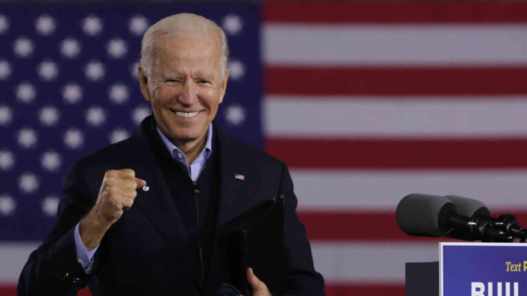 La amplia iniciativa busca garantizar una solución a largo plazo Washington.- El proyecto de ley con el que el presidente de EE.UU., Joe Biden, busca promover una ambiciosa reforma migratoria que otorgue una vía a la ciudadanía para 11 millones de indocumentados llegó este jueves al Congreso, con el respaldo del senador de origen cubano Bob Menéndez y la legisladora Linda Sánchez, de raíces mexicanas. Menéndez, el latino de más alto rango en el Legislativo estadounidense, y Sánchez son los patrocinadores de la Ley de Ciudadanía Estadounidense de 2021, la propuesta bandera con la que el Gobierno de Biden busca remodelar el sistema de migración del país, que desde hace más de 30 años no aprueba una reforma de este tipo. La amplia iniciativa busca garantizar una solución a largo plazo para los "soñadores", como se conoce a los inmigrantes llegados al país siendo niños y amparados por el programa DACA; y a los beneficiados por el Estatus de Protección Temporal (TPS) -que en su mayoría proceden de Centroamérica- y los trabajadores agrícolas inmigrantes. También puedes leer: Las escuelas públicas de Florida pierden 90,000 alumnos debido a la pandemia Amplía además los visados de diversidad de 55.000 a 80.000, promueve cambios en el sistema de inmigración basado en el empleo y tiene entre sus prioridades mantener a las familias inmigrantes unidas. Un esfuerzo similar fue liderado en 2013 por el entonces presidente Barack Obama -quien tuvo como vicepresidente a Biden-, pero naufragó en la Cámara de Representantes pese a haber conseguido la aprobación del Senado. Para convertirse en realidad, la propuesta de Biden deberá contar con la totalidad de los votos demócratas en el Senado, 50, y asegurarse diez republicanos. De lo contrario, estará condenada a fracasar como ha sucedido con los intentos de regularización en los años anteriores. "Arreglar" el sistema migratorio, tras Trump "Estamos aquí porque el pasado noviembre 80 millones de estadounidenses votaron contra Donald Trump y contra todo lo que representaba. Votaron para restaurar el sentido común, la compasión y la confianza en nuestro Gobierno", dijo Menéndez en una conferencia de prensa virtual. "Y parte de ese mandato -agregó- es arreglar nuestro sistema de migración, que es la piedra angular del odioso espectáculo de horror de Trump". Como uno de los más veteranos en el Congreso, Menéndez señaló que la razón por la que no se ha conseguido una reforma migratoria es porque una y otra vez han "capitulado demasiado rápido a las voces marginales que se han negado a aceptar la humanidad y las contribuciones de los inmigrantes". Al dirigirse a sus colegas republicanos, aseguró que el voto latino no es propiedad de ningún partido y destacó que los hispanos son "la mayor minoría racial y étnica del país". En su intervención, Sánchez recordó que es hija de inmigrantes mexicanos -un mecánico industrial y una maestra de escuela primaria-, y afirmó que por ello se ha dedicado a construir un sistema de inmigración "que permita a la gente vivir sin miedo". "Vinieron (sus padres) a este país y trabajaron duro y se sacrificaron cada día para mantenernos a mí y a mis hermanos", relató la legisladora, cuya hermana, Loretta Sanchez, fue también congresista en el pasado. Ambos políticos estuvieron acompañados por los legisladores de la Cámara Baja Zoe Lofgren, Lucille Roybal-Allard, Nydia Velázquez, Judy Chu, Raúl Ruiz, Yvette Clarke y Yvette Clarke, así como por los senadores Amy Klobuchar, Alex Padilla y Ben Ray Luján, que prometieron su respaldo a la iniciativa. Ocho años para lograr una ciudadanía El proyecto prevé un proceso de ocho años para que los indocumentados puedan alcanzar la ciudadanía. Previamente, quedarán amparados por un estatus temporal y, después de cinco años, podrán optar por una tarjeta de residencia permanente (conocida por su nombre en inglés "green card"). Para los "soñadores", los beneficiarios del TPS y los trabajadores agrícolas inmigrantes, la iniciativa propone una residencia legal de "inmediato" y tres años más tarde la ciudadanía. Será un requisito fundamental para estas personas "haber estado en el país antes del 1 de enero de 2021". El proyecto de ley deroga además la prohibición de reingreso para quienes hayan permanecido de forma irregular en territorio estadounidense, elimina los topes por país para los visados basados en el empleo y aumenta de 10,000 a 30,000 los cupos para los visados U (que se otorgan a víctimas de abuso físico o mental). Asimismo, elimina el plazo mínimo de un año para que quienes se encuentren en el país puedan solicitar asilo, reemplaza el término "extranjero" por "no ciudadano" y promueve la reunificación de familias, en especial de los grupos familiares LGBTQ+. Por otro lado, aborda las causas de la migración al financiar un plan de la Administración de Biden para aumentar la asistencia a El Salvador, Guatemala y Honduras, de donde procede la mayoría de inmigrantes que buscan cruzar a EE.UU. desde México. También crea opciones para que las personas que buscan protección puedan solicitar un estatus legal en Centroamérica; restablece el programa de menores centroamericanos que permite reunir a los pequeños con sus padres que residen en EE.UU.; y destina recursos para el uso de la tecnología en las fronteras. La portavoz de la Casa Blanca, Jen Psaki, destacó este jueves en una llamada con periodistas que espera que más conservadores se sumen a los patrocinadores de este proyecto, al indicar que "históricamente este ha sido un tema con el que los demócratas y republicanos están comprometidos". En ese sentido, adelantó que será necesario que haya negociaciones al respecto. Y zanjó: Biden "cree que la modernización de nuestro sistema de inmigración es una prioridad absoluta para el país". Fuente: EFE