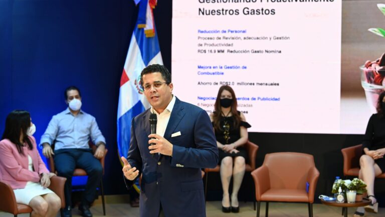 El ministro de Turismo, David Collado, informó la tarde de este sábado que tanto la Policía Nacional como el Cuerpo Especializado en Seguridad Turística (Cestur) someterán a la acción de la justicia a un taxista que chocó un carro de uber que transportaba turistas en la zona de Bávaro, en la zona Este del país. El funcionario aseguró que el Gabinete de Turismo tiene una posición firme de tolerancia cero a cualquier caso de violencia que altere el orden en los polos turísticos, y en cualquier parte del país. A través de una publicación en la red social Twitter, Collado aseguró que para el Gobierno es inaceptable la alteración del orden público en los polos turísticos de la República Dominicana. «Bajo ninguna circunstancia permitiremos actos de violencia que afecten nuestro turismo», garantizó el funcionario en momentos en que el presidente de la República, Luis Abinader, ha resaltado la reactivación de la actividad turística en el país, con la llegada de más 226 mil visitantes en el presente mes de marzo. Este sábado trascendieron varios videos que muestran como un taxista persiguió y chocó su vehículo con el de un conductor de Uber, por este haber abordado a varios turistas en las afueras de un hotel en Macao, Bávaro. El grupo de taxistas discutió con el conductor de Uber en represalia por operar en esa zona, y con los propios turistas, que defendían su derecho a abordar dicho servicio. Este video sale a relucir un día después de una reunión entre el Instituto Nacional de Tránsito y Transporte Terrestre (Intrant) y el representante de la empresa Uber en República Dominicana, Carlos Ferdinand, donde firmaron un “memorándum de entendimiento” que, según el ministro de Turismo, acabará con las problemáticas entre esos conductores y taxistas en la región este.