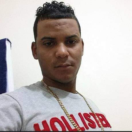 Santo Domingo.- La Policía Nacional informó que ultimó un hombre en la provincia de Hato Mayor tras enfrentar a miembros que le daban seguimiento a los fines de apresarlo tras herir a dos agentes policiales durante un asalto perpetrado hace una semana en el sector Los Guarícanos, en Santo Domingo Norte. Se trata de Ángel Ignacio Ureña Rodríguez, quien era perseguido mediante orden de arresto por las heridas ocasionadas al sargento Ángel David Berroa Almánzar y al cabo Jari Guante Comprés, cuando éstos iban a bordo de una motocicleta trabajando como mensajeros de una empresa en su tiempo libre. Producto del atraco, el sargento fue despojado de su arma de reglamento, fueron sustraídos varios sobres con una cantidad no especificada de dinero, propiedad de los clientes, mientras que un ciudadano fue despojado de su automóvil y una pistola que portaba de manera legal. Miembros de la Dirección Central de Investigación (DICRIM) localizaron a Ureña Rodríguez, así como también identificar a otros dos hombres señalados como participantes en el asalto donde fueron heridos ambos policías. El antisocial al notar la presencia policial en el batey Las Pajas de Hato Mayor, emprendió el ataque contra los agentes actuantes, quienes se vieron en la necesidad de ripostar la agresión, ocasionándole las heridas que posteriormente le produjeron la muerte minutos después; se le ocupó un revólver que portaba de manera ilegal. Además, días antes fue recuperada una escopeta calibre 12 milímetros con la cual fueron heridos los agentes, la cual fue dejada abandonada por los maleantes junto a un vehículo que estrellaron al momento de emprender la huida.