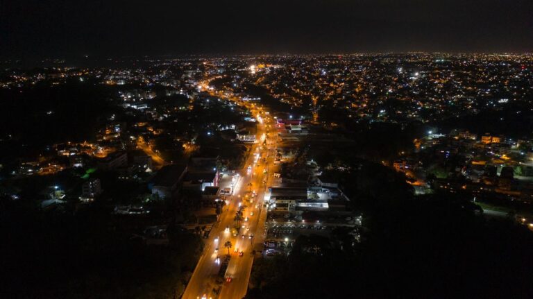 Alcaldía de SDN ilumina sectores con su unidad de electrificación
