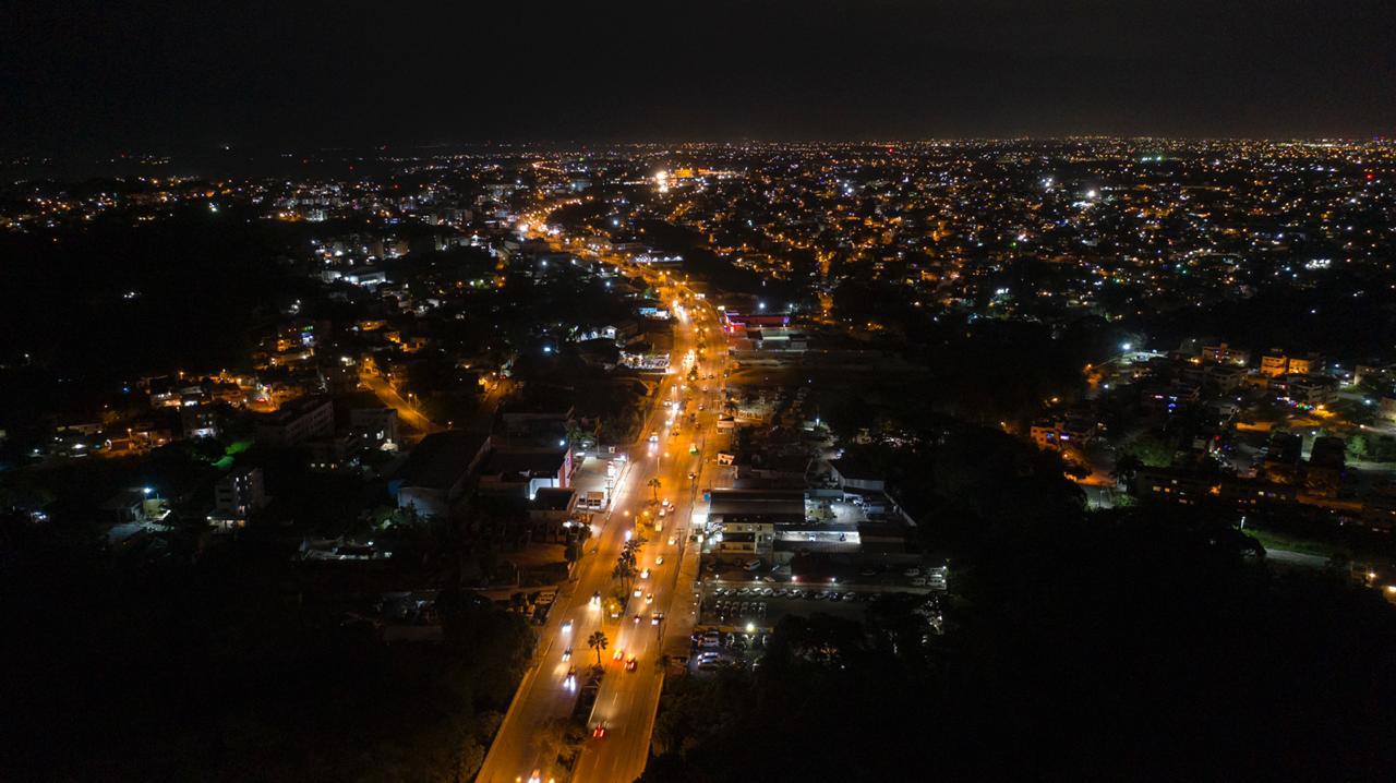 Alcaldía de SDN ilumina sectores con su unidad de electrificación