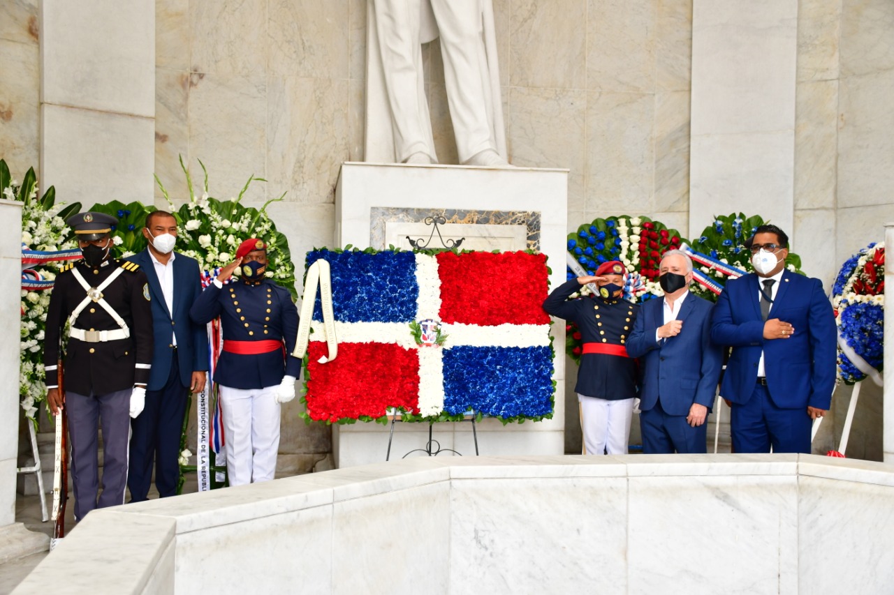 l Senado de la República deposita ofrenda floral en el Altar de la Patria con motivo del 208 aniversario del natalicio de Duarte