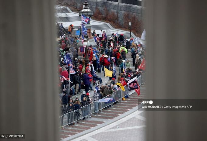 ESTADOS UNIDOS.- La mujer que fue herida de bala este miércoles durante el asalto de seguidores del mandatario saliente de EE.UU., Donald Trump, al Capitolio, en Washintón, murió, indicaron fuentes policiales al canal MSNBC. La mujer fue trasladada de emergencia con una fuerte hemorragia desde el interior de la sede legislativa durante el asalto de centenares de manifestantes que se prolongo durante varias horas hasta que fueron desalojados a última hora de la tarde. Según estas fuentes, un miembro de las fuerzas de seguridad disparó contra la mujer dentro del Capitolio durante el caos durante la toma de las instalaciones por una multitud. El asalto se produjo poco después de que las dos cámaras convinieran para certificar los votos del Colegio Electoral que han dado como ganador de las elecciones presidenciales del 3 de noviembre al demócrata Joe Biden sobre Donald Trump. Los miembros de seguridad y policiales del Capitolio desenfundaron armas en el interior de la sede del Legislativo mientras los legisladores y el propio vicepresidente, Mike Pence, que iba a presidir las sesiones de este miércoles, eran evacuados de emergencia. Varios miembros de las fuerzas de seguridad apuntaron con sus armas a manifestantes desde el interior del pleno de la Cámara de Representantes, una escena inédita en la historia reciente de Estados Unidos.