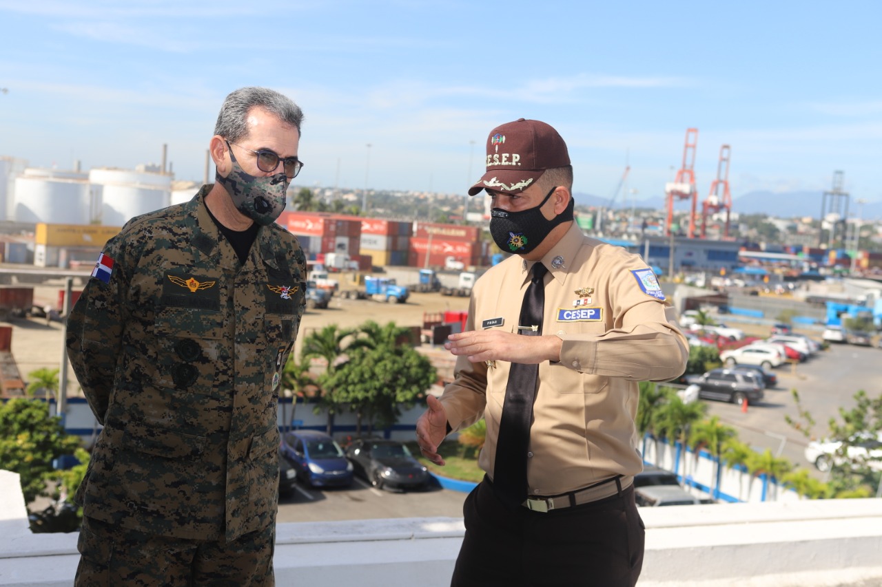 Ministro de Defensa realiza visita al Cuerpo Especializado de Seguridad Portuaria