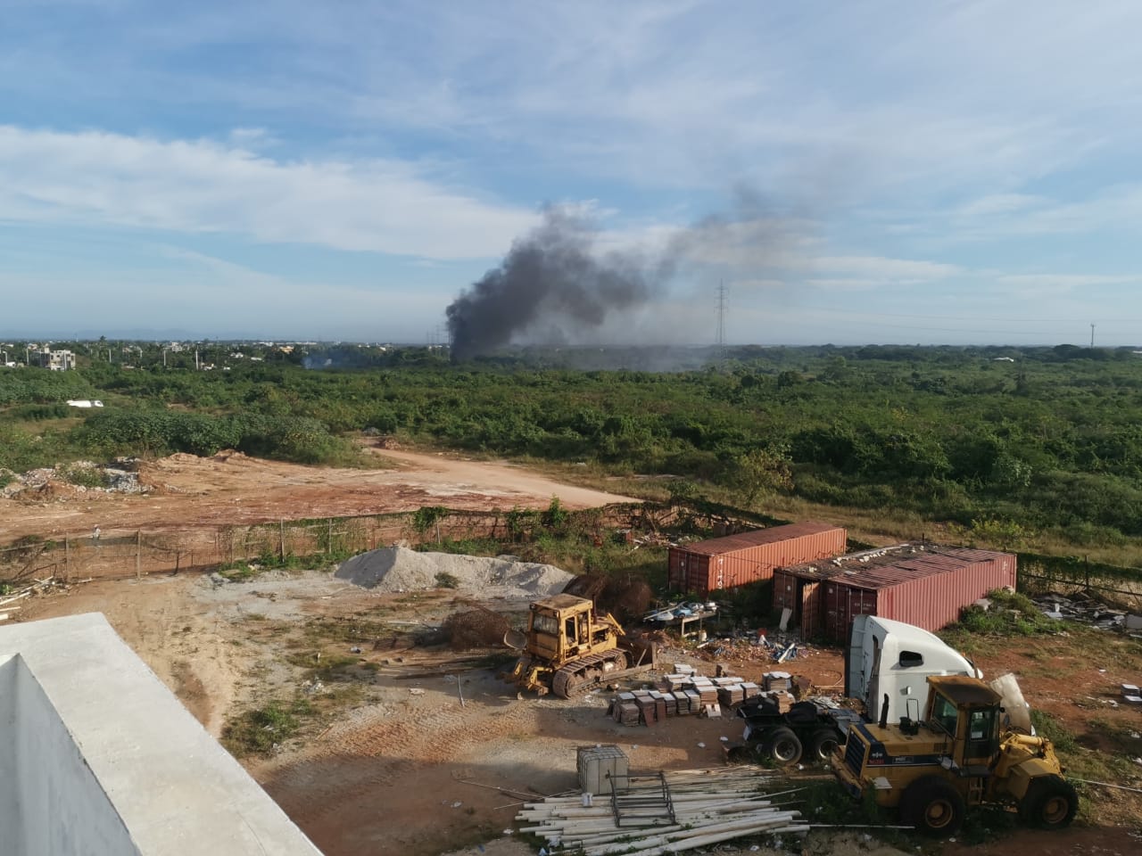 Quema de basura y desperdicios mantienen desesperados condómines de residenciales en San Isidro Santo Domingo Este