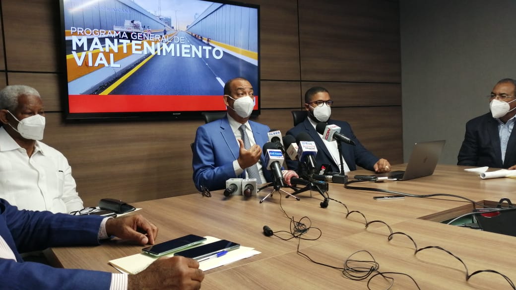 Obras Públicas inicia programa de arreglo de calles y avenidas en 246 puntos del Gran Santo Domingo a un monto superior a los mil 500 millones.