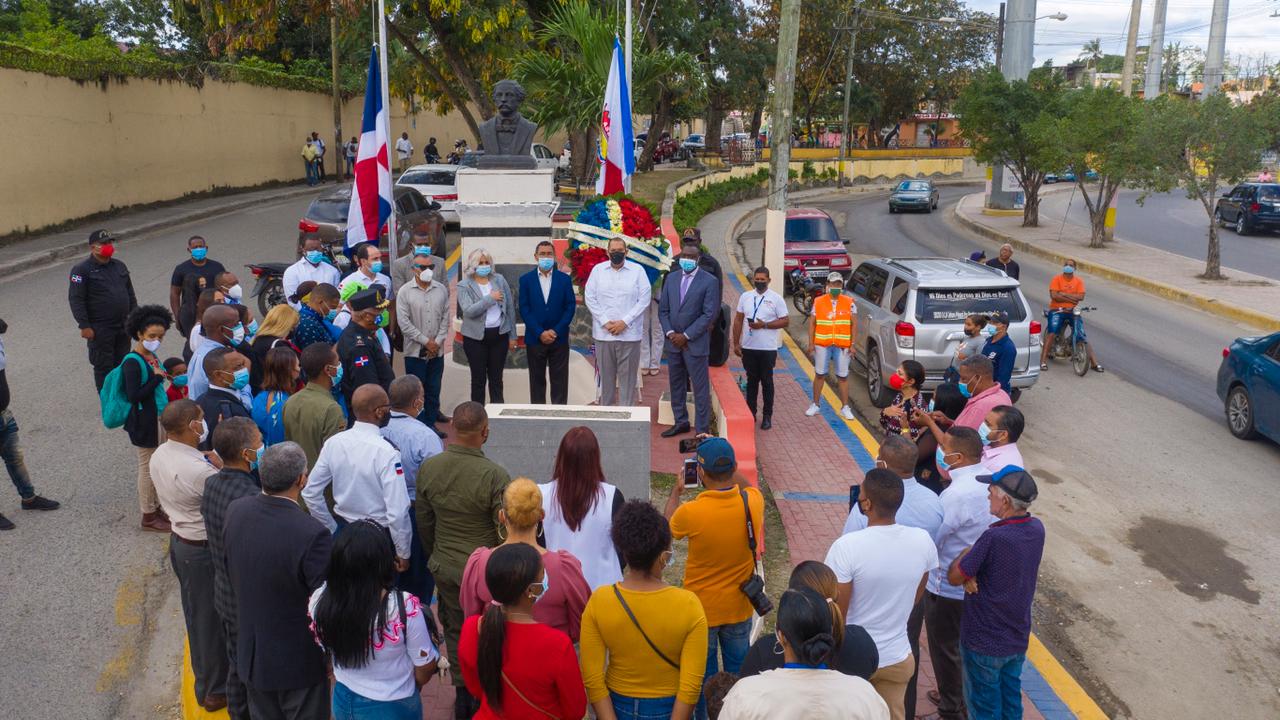 Al conmemorarse este martes el 208 aniversario del natalicio de Juan Pablo Duarte y Díez, el alcalde del municipio Santo Domingo Norte, Carlos Guzmán y su equipo de directores y otros servidores, depositaron una ofrenda floral ante el busto del Patricio situada en el parque que lleva su mismo nombre, entre las calles Ramón Matías Mella y Francisco del Rosario Sánchez, en el sector Los Guaricanos. El edil recordó la valentía y gallardía de patriotismo del prócer y promotor de la independencia de la República Dominicana, describiendo que Duarte siempre sostuvo que el primer poder del estado era el poder municipal. Al elevar la plegaria del expresidente e historiador dominicano, Juan Bosch: "La obra de Juan Pablo Duarte aún no se ha culminado", aseguró que en Santo Domingo Norte se está trabajando para que esa obra se convierta en una realidad. Al participar de la primera actividad luego de ser afectado por Covid-19, Guzmán expresó que se integra a sus labores con más energía, fuerza, dedicación y empeño a cumplir con los compromiso para los que Dios y el pueblo lo eligieron, que es lo que Duarte siempre soñó, hacer las cosas bien. De su lado, el historiador y director de Cultura de la institución municipal, Eudys Moreta, comparó la epoca del 1844 con el sentimiento que une a los dominicanos en su territorio y la causa, principio y amor del alcalde Carlos Guzmán por la comunidad que lo vio nacer, crecer y que le ha dado las posiciones que ocupa para mantener el municipio limpio, organizado y disciplinado, como soñaba Duarte mantener la isla. Hizo un llamado al pueblo dominicano a buscar una razón y causa justa de Juan Pablo Duarte para la independencia, con el propósito de velar por el bienestar y progreso de la nación. En el acto estuvieron presente el secretario general de la Alcaldía, Nicolás Fortunato, el jurídico, Marcelo Heredia, el director de Desarrollo Social, Jhonnys Valdez, la directora de Recursos Humanos, Debora Núñez, el director de Aseo Urbano, Pedro Castaño y de Registro Civil, Miguel de Paula, entre otros.
