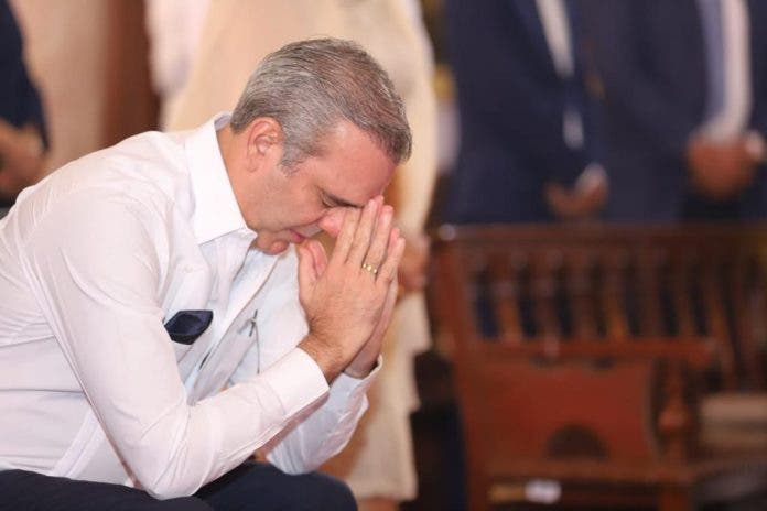 Presidente pidió a Dios y la Virgen de la Altagracia que le de la sabiduría y la fuerzas que este país necesita para seguir buscando el camino, continuar hacia adelante y así superar la pandemia de la COVID-19