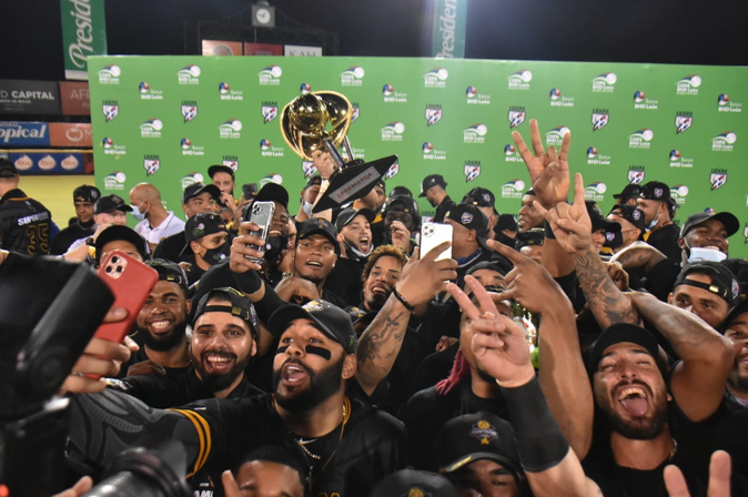 Águilas Cibaeñas levantan el trofeo por ocasión número 22