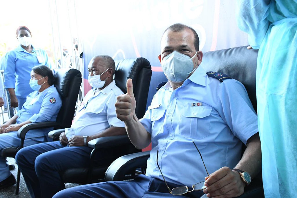 Ramón Familia Alcántara atendió a primer paciente con COVID-19; hoy fue el primero en vacunarse