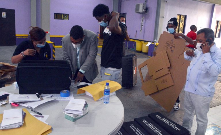 Dirigentes del PLD acuden a la Casa Nacional a recibir materiales para elegir Comité Central