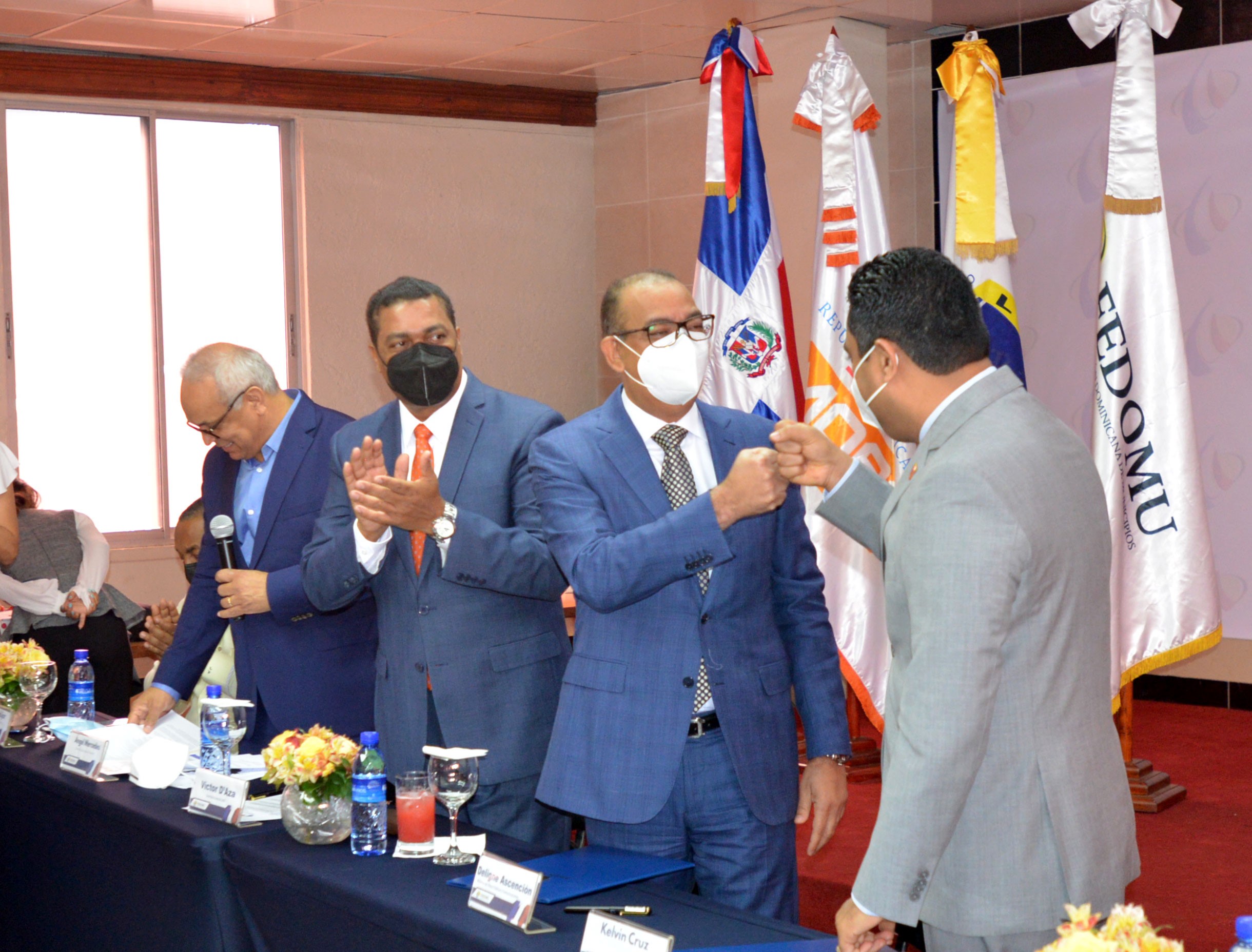 Obras Públicas y FEDOMU suscriben acuerdo para llevar plan de trabajo en beneficio de los municipios