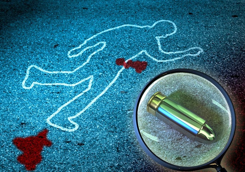 Muere mecánico herido por policías durante toque de queda