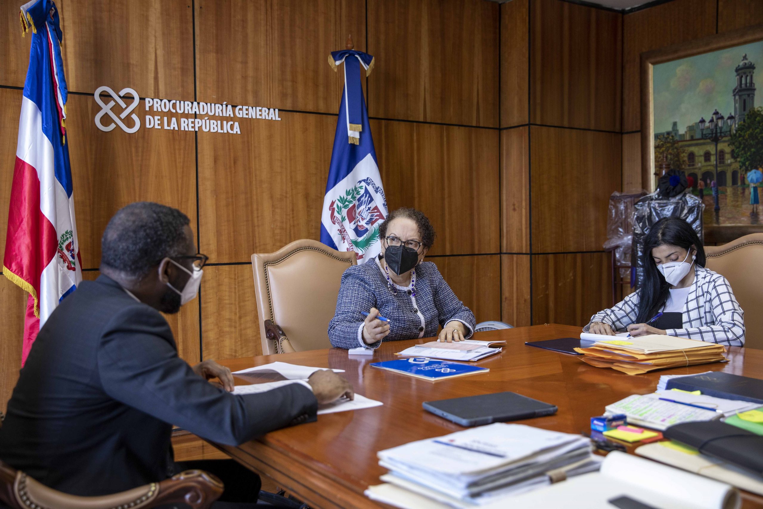 procuradora general Miriam Germán Brito agradece la preocupación de la ciudadanía por la seguridad del cuerpo de fiscales que le acompañan SANTO DOMINGO (República Dominicana).-Los fiscales que aportan su tiempo y su pericia a la lucha contra la corrupción administrativa son conscientes del desafío que enfrentan y se mantienen trabajando sin que ningún incidente o acción haya detenido sus indagatorias en los distintos casos bajo investigación. Así lo planteó este domingo la procuradora general de la República, Miriam Germán Brito, a través de un comunicado. “En los últimos días el Ministerio Público detectó acciones que comprometían la seguridad de diligencias que se realizan en el contexto de la Operación Coral”, dijo Germán Brito. “Sin embargo, estas se encuentran bajo investigación y, por lo tanto, toda información a la ciudadanía deberá tramitarse de forma oportuna y prudente para evitar entorpecer las indagatorias”, añadió. “Debemos agradecer el interés de la ciudadanía, de los periodistas y de los medios informativos, en resguardar una labor que, como la lucha anticorrupción, nos concierne a todos”, sostuvo. En ese contexto, explicó que la Dirección de Persecución del Ministerio Público y la Procuraduría Especializada de Persecución de la Corrupción Administrativa (Pepca) continúan sus labores, bajo la dirección de los procuradores adjuntos Yeni Berenice Reynoso y Wilson Camacho y con todo un equipo comprometido con la construcción de un país sin impunidad.