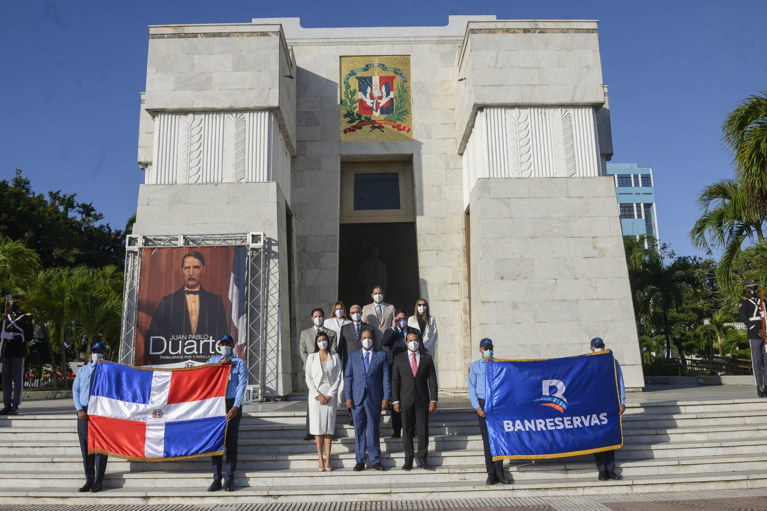 Banreservas deposita ofrenda floral en el Altar de la Patria