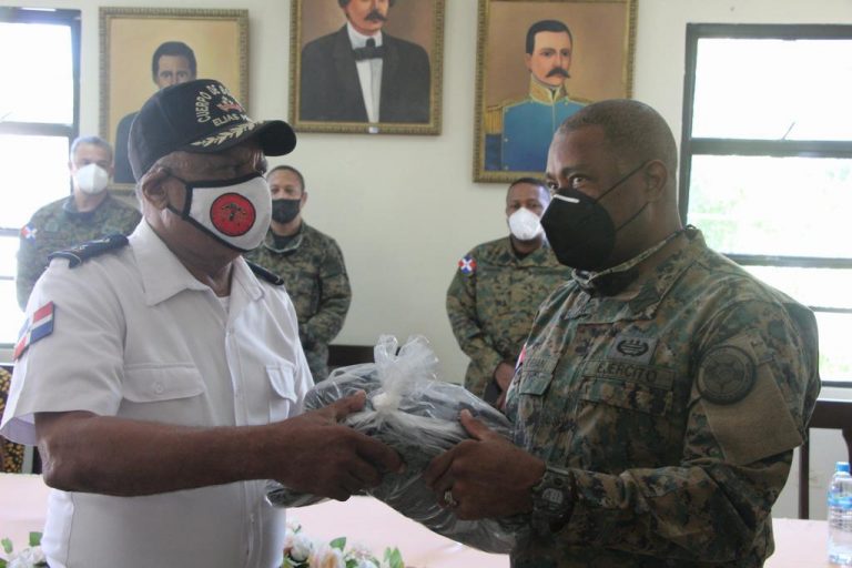 Entrega de nuevos uniformes a los miembros del cuerpo de bomberos de Elías Piña.