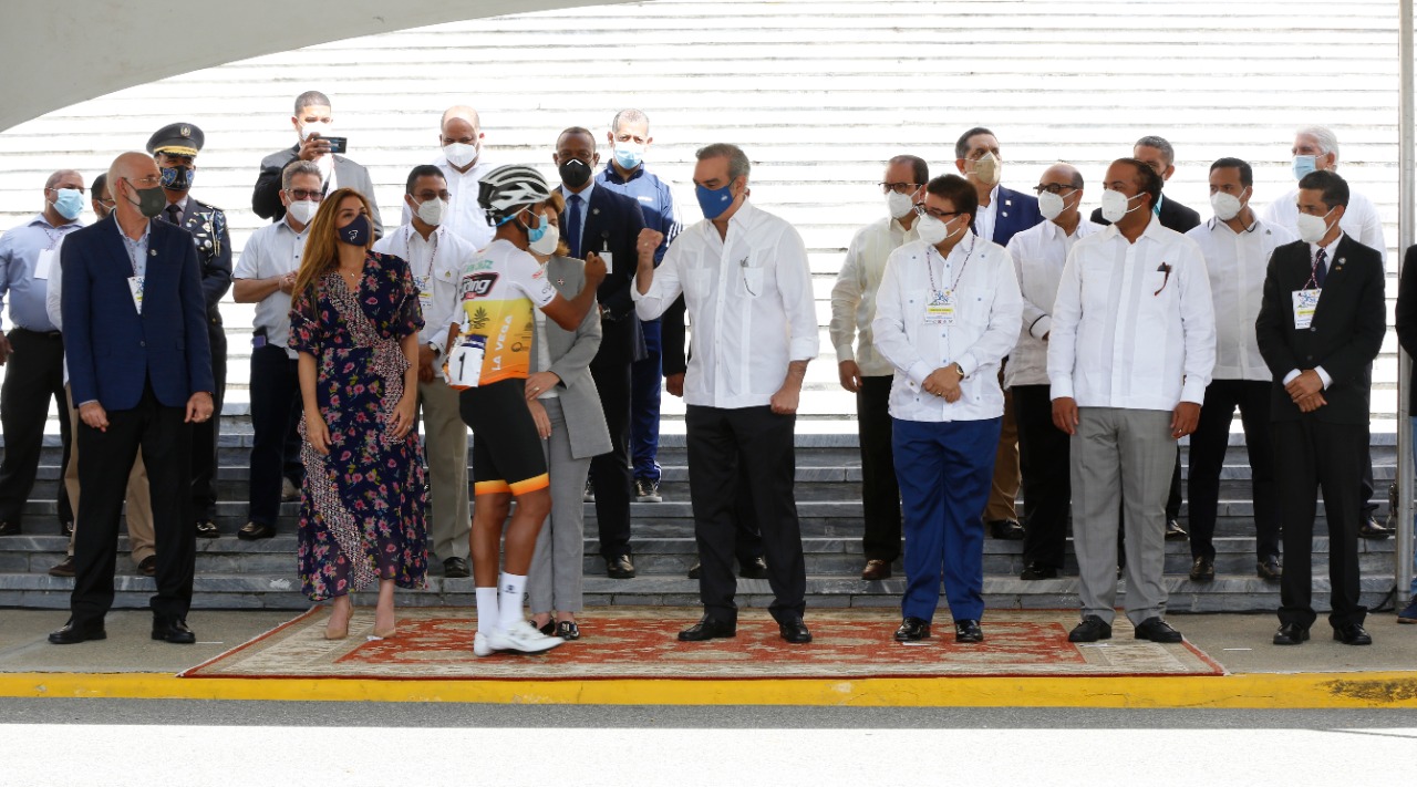 Con banderazo de honor, presidente Abinader deja iniciada Vuelta Ciclista Independencia