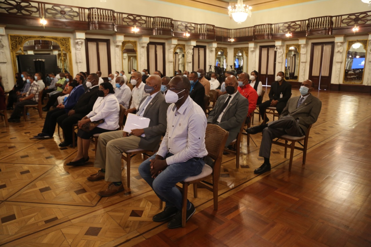 Presidente Abinader a más de 100 presidentes de juntas de vecinos: Está es su casa