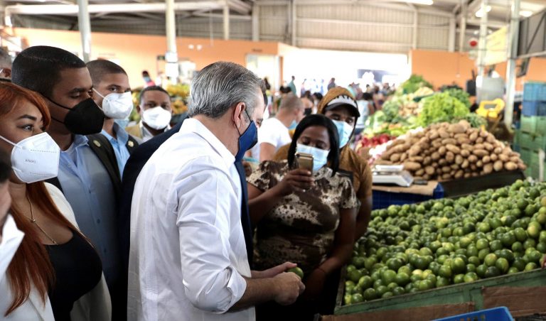 La Federación Dominicana de Detallistas de Provisiones (FEDEPRO) y el Frente Empresarial de Comerciantes Detallistas (FREMCO) pidieron hoy al gobierno detener las alzas de precios en los productos de primera necesidad y sugirieron la creación de un Fondo de Préstamos a tasa cero a través del Banco de Reservas para apoyar al comercio detallista nacional. La petición fue formulada por Miguel Taveras, presidente de la Federación Dominicana de Detallistas de Provisiones (FEDEPRO) y Agustín Peñaló, presidente del Frente Empresarial de Comerciantes Detallistas (FREMCO) durante una rueda de prensa en la que advirtieron que los detallistas están a punto de declararse en quiebra. Los dirigentes comerciales pidieron al gobierno dar cumplimiento al artículo 128 de la Constitución que autoriza al Presidente de la República velar por la salud y la alimentación de los dominicanos. Consideraron que es deber del gobierno que encabeza Luis Abinader detener las alzas indiscriminadas que experimentan los productos de primera necesidad y los medicamentos que han convertido a los supermercados y farmacias en “Casas del terror”.