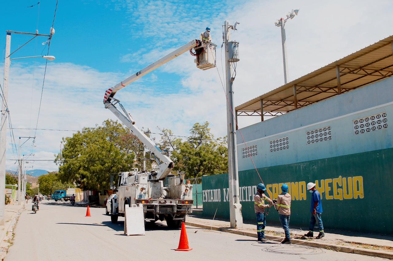 Edesur ilumina estadio mixto de béisbol y fútbol y 4 canchas de baloncesto en Azua