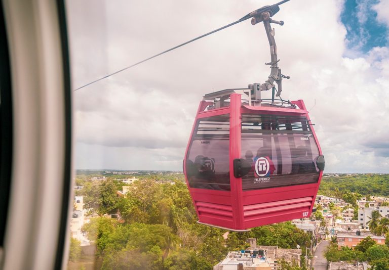 OPRET informa realizará mantenimiento programado en Teleférico durante Semana Santa; dispondrá de autobuses OMSA sin costo adicional NOTA DE PRENSA Para facilitar el traslado de nuestros usuarios, durante esos días, la OPRET ha dispuesto de un servicio alternativo de autobuses de la OMSA sin costo adicional y en el mismo horario de funcionamiento del Teleférico. SANTO DOMINGO. - La Oficina para el Reordenamiento del Transporte (OPRET), informó hoy a los usuarios del Teleférico de Santo Domingo que, aprovechando los días de asueto de la Semana Santa en donde se espera menos flujo de pasajeros, se realizará una suspensión en el servicio a partir del sábado 27 de marzo hasta el domingo 04 de abril, debido a que serán ejecutados los trabajos de mantenimiento programados en los tramos 1 y 2. Para facilitar el traslado de los usuarios, durante esos días de asueto, la institución indicó que ha dispuesto de un servicio alternativo de autobuses de la Oficina Metropolitana de Servicios de Autobuses (OMSA) sin costo adicional y en el mismo horario de funcionamiento del Teleférico. En ese sentido, las rutas alternativas del servicio OMSA destinadas son las siguientes: Los pasajeros de la estación Los Tres Brazos (T2), serán transportados a la estación Ercilia Pepín del Metro y viceversa en autobús de la OMSA. Los pasajeros de la estación Sabana Pérdida (T3) y Charles de Gaulle (T4), serán transportados hasta la estación Rosa Duarte del Metro y viceversa en autobús de la OMSA. Sobre los trabajos La jornada de mantenimiento forma parte del compromiso de la OPRET bajo la gestión que encabeza su director ejecutivo, Ing. Rafael Santos Pérez de garantizar un servicio seguro y eficiente a los ciudadanos. Estos trabajos garantizan el buen funcionamiento de este medio de transporte que día a día es utilizado por miles de ciudadanos y que están contemplados desde su construcción y puesta en funcionamiento, estos mantenimientos se ejecutan cada cierto tiempo en todos los teleféricos del mundo. La institución agradece la compresión de sus usuarios, también informa que aunque el Teleférico estará fuera de servicio, ha desplegado un personal de atención al usuario para informar y asistir a la ciudadanía. Finalmente, la OPRET le hace un llamado a la población dominicana a no bajar la guardia durante la Semana Santa y a cumplir con las medidas sanitarias tales como el uso de mascarillas, lavado de manos y mantener el distanciamiento social en la medida de lo posible, esto a fin de contrarrestar y vencer la pandemia de COVID-19 que sufre el país.