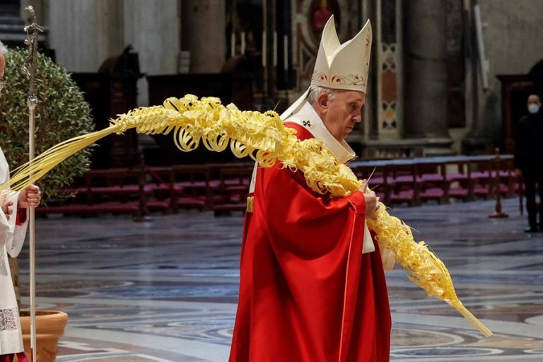 Ciudad del Vaticano (EFE).- El papa instó hoy a los cristianos a que recuperen “la capacidad de asombrarse” para “volver a comenzar” en un mundo marcado por la pandemia, durante la homilía del Domingo de Ramos, con cuya celebración comenzaron los ritos de una Semana Santa marcada de nuevo por la crisis sanitaria causada por el coronavirus. “Volvamos a comenzar desde el asombro”, dijo Francisco ante unos pocos fieles en el interior de la Basílica de San Pedro, donde por segundo año consecutivo tuvo lugar la celebración litúrgica del Domingo de Ramos y de la Pasión del Señor, en lugar de en la plaza vaticana y con la presencia de decenas de miles de personas, como era habitual hasta la llegada de la COVID-19. “Dejémonos sorprender por Jesús para volver a vivir, porque la grandeza de la vida no está en tener o en afirmarse, sino en descubrirse amados. Y en la belleza de amar”, aseguró, antes destacar la importancia de acoger a los “descartados”, “humillados por la vida”, “rechazados” y dejar de ser “rehenes de la admiración y el éxito”. En la celebración que marca el inicio de la Semana Santa, el pontífice estuvo acompañado por una treintena de cardenales y varios religiosos, que respetaron en todo momento la distancia de seguridad ante un virus que en Italia ya se ha cobrado más de 100,000 vidas. La liturgia se ofició en el altar de la Cátedra de la basílica de San Pedro, y no bajo el baldaquino, como se hacía hasta la llegada del coronavirus. Además, la tradicional procesión de las palmas se redujo a un pequeño recorrido realizado por los cardenales con palmas entre los escasos fieles presentes en el interior de la basílica, que fue decorada con algunas ramas de olivo. Hace justo un año, Francisco impartió una histórica bendición “Urbi et Orbi” -a la ciudad y al mundo- desde una plaza de San Pedro del Vaticano totalmente vacía de fieles, un imagen que se ha convertido ya en un símbolo del silencio y el vacío en los que la pandemia ha sumido al mundo. Aquel día, fueron llevados hasta el Vaticano la imagen de la Virgen Salus Populi Romani, que habitualmente se guarda en la Basílica de Santa María la Mayor, y el Cristo crucificado de la Iglesia de San Marcello, y ambos se colocaron hoy en el altar, convertidos ya en el emblema de la oración del papa para pedir que se erradique la pandemia. “EL ASOMBRO ES DISTINTO DE LA ADMIRACIÓN” En la homilía, Francisco se refirió al «sentimiento de asombro» que suscita cada año esta liturgia: «Pasamos de la alegría que supone acoger a Jesús que entra en Jerusalén al dolor de verlo condenado a muerte y crucificado». «También hoy hay muchos que admiran a Jesús, porque habló bien, porque amó y perdonó, porque su ejemplo cambió la Historia», pero «el asombro es distinto de la simple admiración. La admiración puede ser mundana, porque busca los gustos y las expectativas de cada uno; en cambio, el asombro permanece abierto al otro, a su novedad». Francisco quiso destacar el «camino de humillación» que eligió Jesús: «Él triunfa acogiendo el dolor y la muerte, que nosotros, rehenes de la admiración y del éxito, evitaríamos». Lo hizo «por nosotros» y «probó nuestros peores estados de ánimo: el fracaso, el rechazo de todos, la traición de quien le quiere e, incluso, el abandono de Dios (…) . Y ahora sabemos que no estamos solos. (…) Ningún mal, ningún pecado tiene la última palabra. Dios vence, pero la palma de la victoria pasa por el madero de la cruz. Por eso las palmas y la cruz están juntas». «Y nosotros, ¿somos capaces todavía de dejarnos conmover por el amor de Dios? ¿Por qué hemos perdido la capacidad de asombrarnos ante él? Tal vez porque nuestra fe ha sido corroída por la costumbre. Tal vez porque permanecemos encerrados en nuestros remordimientos y nos dejamos paralizar por nuestras frustraciones. Tal vez porque hemos perdido la confianza en todo y nos creemos incluso fracasados». Para Francisco, «detrás de todos estos ‘tal vez’ está el hecho» de no abrirse «a la gracia del estupor» y por eso es necesario «dejarse sorprender por Jesús para volver a vivir, porque la grandeza de la vida no está en tener o en afirmarse, sino en descubrirse amados. Y en la belleza de amar » porque «acogiendo a quien es descartado, acercándonos a quien es humillado por la vida, amamos a Jesús».
