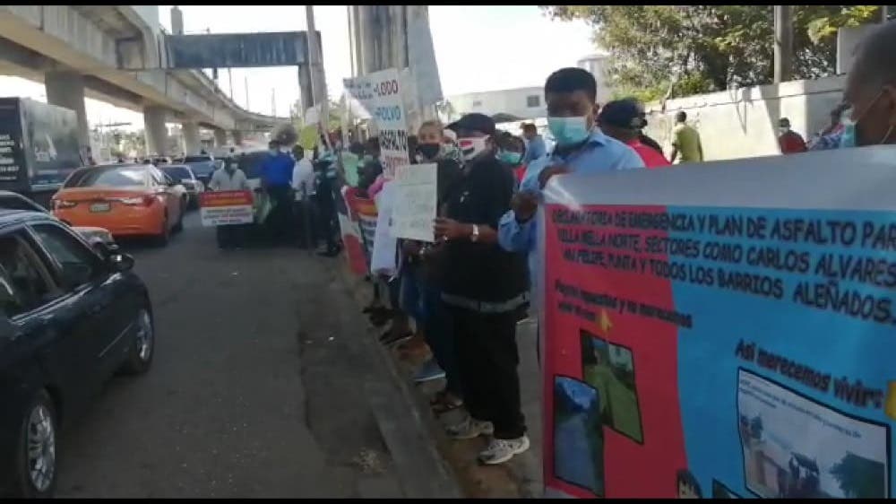 Moradores protestan por arreglo de calles en Villa Mella