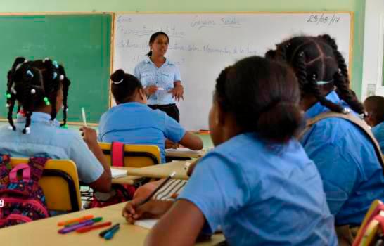 El doctor Ronald Skewes, Director General de Epidemiología, dijo que 48 municipios están listos para el retorno a las aulas, debido a que su positividad está por debajo del 5%. “Los indicadores nos dicen que vamos por muy buen camino”, estableció Skewes, agregando que también tomaron en cuenta que en las demarcaciones con clases sean presenciales la incidencia de los sietes días sea de 50% por cada 100 mil habitantes. El Ministerio de Educación estableció que cada docente reciba el 50% de los estudiantes de forma alterna, o sea divididos en dos grupos, uno que asistirá lunes y martes y otro miércoles, jueves y viernes, ambos por media jornada en la mañana y media en la tarde. En las aulas se debe garantizar la ventilación, además de utilizar áreas abiertas, incorporar abanicos. También se debe asegurar el distanciamiento físico en baños y los que no tengan ventilación natural, deberán colocar extractores, al tiempo de garantizar jabón líquido para el lavado de manos. En las cafeterías y comedores las filas y mesas deben colocarse a 1.5 metros de distancia, tienen que contar con lavamanos con agua y jabón. Los estudiantes con síntomas serán llevados a un área de aislamiento que debe tener cada centro.