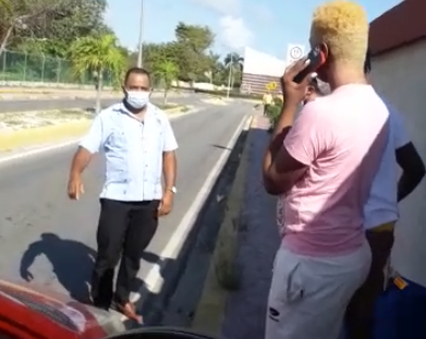 PN detiene taxista chocó Uber por llevar pasajeros extranjeros en Bávaro