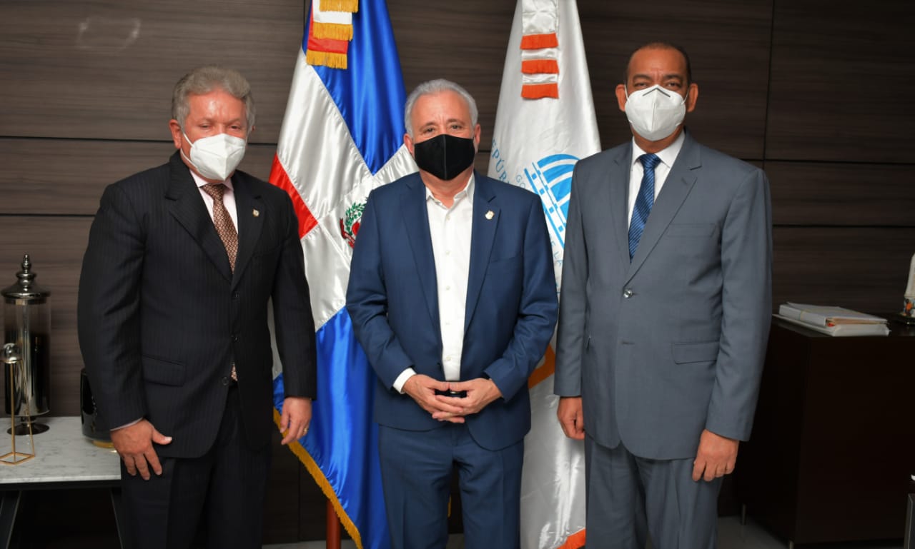 Senadores se reúnen con el ministro de Obras Publicas, Deligne Ascención