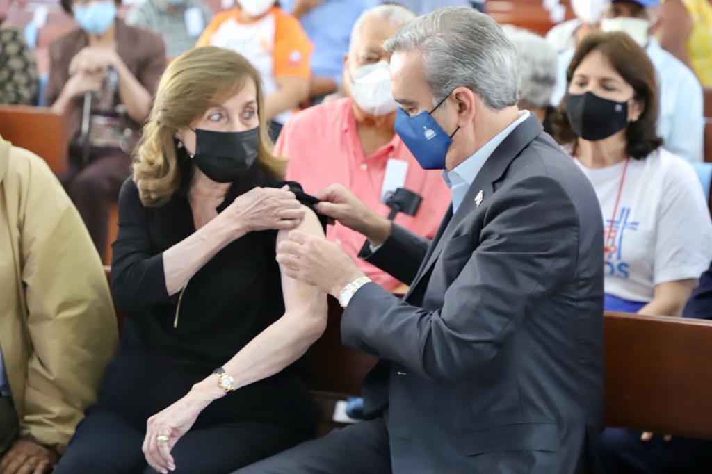 El presidente Abinader acompaña a su madre a vacunarse contra el COVID-19