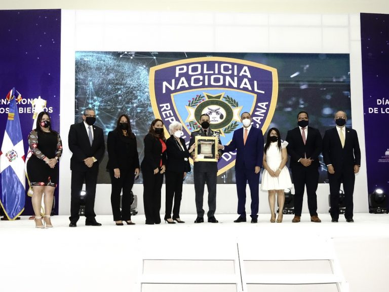 Gobierno reconoce Policía Nacional por manejo de procesos institucionales