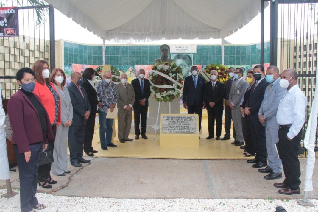 UASD deposita ofrenda floral en memoria a Orlando Martínez