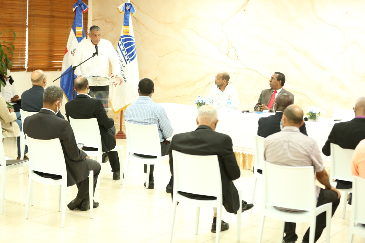 Comunidad evangélica da respaldo al Ministro de Interior y Policía Pastores expresan apoyo a Estrategia Integral de Seguridad Ciudadana SANTO DOMINGO.- Representantes de más de 10 concilios, así como de las iglesias evangélicas agrupadas en el Consejo Dominicano de Unidad Evangélica (CODUE), expresaron su respaldo al Ministerio de Interior y Policía (MIP) y a la Estrategia Integral de Seguridad Ciudadana puesta en marcha por la institución gubernamental. Durante una reunión con el ministro de Interior y Policía, Jesús Vásquez Martínez, quien les presentó la Estrategia Integral de Seguridad Ciudadana dentro del programa de acercamiento con los distintos sectores de la sociedad, los dirigentes religiosos presentes saludaron la iniciativa del MIP y expresaron su disposición de respaldar todo lo que contribuya a la paz en la República Dominicana. Entre los presentes estuvieron el enlace entre las iglesias evangélicas y el Poder Ejecutivo, Dío Astacio; Felipe Ciprián en representación del CODUE, así como de los concilios: de la Iglesia Adventista, Gabriel Paulino; de la Profecía, Flavio Rosario; de la Metodista Libre, Cecilio Osoria, y de la Iglesia de Dios Pentecostal Movimiento Internacional, Hipólito Suero. También, Ernesto Bethermy superintendente de la Iglesia del Nazareno; Reynaldo Franco Aquino de la Iglesia Pentecostal de Jesucristo; Samuel Comprés del Concilio de la Cristianización; Víctor Contreras de Iglesias Cristianas Rehobot; Miguel Ángel Cancú de la Iglesia Evangélica Dominicana, y Jorge Plourde de la Iglesia de la Alabanza, entre otros. En tanto que Vásquez Martínez estuvo acompañado de los viceministros de Interior y Policía, Jesús Féliz de Seguridad Interior, Ángela Jáquez de Seguridad Preventiva en Gobiernos Provinciales, y Juan Manuel Rosario de Gestión Migratoria y Naturalización. Al tener a su cargo las palabras de invocación a Dios, el enlace con el Poder Ejecutivo, Dío Astacio destacó que los pastores son hombres de paz, porque Jesucristo fue un líder de paz, y que “cuando se lleva el evangelio a una casa se lleva paz, porque el instrumento que usa el pueblo evangélico es el de la paz”. Mientras que el representante del CODUE, Felipe Ciprián, afirmó que “sí se puede” impulsar la Estrategia Integral de Seguridad Ciudadana, porque ya él ha participado en programas de trabajo comunitario con la Policía Nacional y pudo ver los resultados positivos que arrojó la iniciativa. Asimismo, el expresidente del CODUE, Reynaldo Franco Aquino, abogó también por el establecimiento de una cultura de paz y exhortó a los líderes cristianos presentes a involucrarse de lleno en el plan presentado por Interior y Policía. Por su lado, el ministro presentó también a los líderes conciliares el trabajo que realizan las Mesas Locales de Seguridad, Ciudadanía y Género, que ya fueron completadas en su totalidad en los 158 municipios del país, y en las cuales participan representantes de las iglesias pertenecientes a estos concilios, a quienes exhortó a asumir un compromiso y un nivel de participación con el mismo carácter que lo hace el Ministerio de Interior y Policía. El funcionario solicitó a los pastores presentes el apoyo firme y decidido en el combate a la violencia y la delincuencia, en la cual entiende que las iglesias juegan un rol importante en el cambio de actitud de los ciudadanos en conflicto con las leyes establecidas. “Nuestro llamado es a unir esfuerzos y voluntades en una misma dirección para hacer de la República Dominicana una nación donde la convivencia entre los ciudadanos sea cada vez más armoniosa y con tendencia hacia la pacificación de los sectores en conflicto”, manifestó. Vásquez Martínez mantiene un acercamiento con los distintos actores sociales en el avance de la Estrategia Integral de Seguridad Ciudadana, la cual ya ha presentado a los senadores, a los empresarios, a los industriales, y en los próximos días continuará con los diputados, dirigentes gremiales y otros sectores.