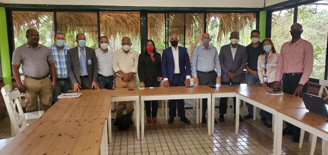 Diversos sectores se unen para acabar con ancestrales problemas SDN y La Victoria Representantes del gobierno, la Alcaldía, empresarios, legisladores, sectores religiosos y comunitarios gestionan obras y proyectos de desarrollo para impulsar esa demarcación de la provincia Santo Domingo. Santo Domingo Norte.- Representantes de diversos sectores llevan a cabo un proceso de consultas con el propósito de formular propuestas y proyectos con el objetivo de impulsar el desarrollo del municipio de Santo Domingo Norte y el Distrito Municipal de La Victoria. En ese sentido, organizaciones sociales, comunitarias; empresariales, sacerdotes, pastores, evangélicos, diputados, la alcaldía, regidores y funcionarios del gobierno residentes en el municipio de Santo Domingo Norte y la comunidad de La Victoria han efectuado diversos encuentros para establecer los mecanismos para impulsar el desarrollo y la creación de empleos, para así combatir los altos niveles de pobreza en esa demarcación. La información la suministró Isidro Torres, miembro de la Comisión de Gestión Municipal y Presidente del Comité Municipal del PRM, quien dijo que “sin importar bandería política, ni credo religioso se han unificado para impulsar el desarrollo integral de Santo Domingo Norte”. Torres señaló que han realizado varios encuentros a través de la mesa de trabajo que fue creada para recoger las sugerencias de las comunidades de Villa Mella, Sabana Perdida, Los Guaricanos, Higüero y del Distrito Municipal de La Victoria. Manifestó que en los encuentros realizados participaron además, el senador de la Provincia de Santo Domingo, Antonio Taveras y la gobernadora Julia Drullard, el Alcalde del municipio Carlos Guzmán, el alcalde del Distrito Municipal de la Victoria, Miguel Saviñón; el ex alcalde Francisco Fernández; el empresario y presidente del PRM de la provincia de Santo Domingo, Rafael Burgos Gómez, las diputadas Betty Gerónimo, Lucrecia Santana Leyba, Dulce Rojas, Emmanuel Morales y Omar Rojas; también regidores de los diferentes partidos, quienes ofrecen sugerencias y orientaciones a los comunitarios. De igual forma la comisión técnica y social presidida por Gabino Hernández y de Isidro Torres en la coordinación de los encuentros intersectoriales e institucionales. Torres informó que todos los sectores consultados coinciden en señalar que para lograr el desarrollo local se precisa de un programa de desarrollo vial que rompa con los molestosos taponamientos que imposibilitan el normal desenvolvimiento de sus actividades y de las inversiones. Se refirió asimismo a la necesidad de la construcción de acueducto, además de una edificación que concentre las oficinas públicas del Estado, un centro de cultura y Bellas Artes donde la Juventud pueda desarrollar sus habilidades culturales y el sano esparcimiento. Se indicó que estas y otras propuestas, que han sido estudiadas por ingenieros, arquitectos urbanistas y comunitarios, les serán entregadas al presidente Luis Abinader y a los funcionarios de las áreas correspondientes para que bajo el esquema de alianza pública- privada se pueda ir saldando la deuda social acumulada de la municipalidad de Santo Domingo Norte. Entre las obras contempladas para realizarse y que se han discutido en los encuentros, está la construcción del corredor industrial en la circunvalación, la construcción de un nuevo Palacio Judicial y municipal; la extensión de la Universidad Autónoma de Santo Domingo UASD, la reconstrucción de calles y carreteras, proyectos habitacionales, para enfrentar el alto déficit de viviendas que afecta a sus moradores. Entre los empresarios participantes que han hecho importantes propuestas de desarrollo se encuentran los grupos Rissek, Moya, Bisonó, productos Chef, la cadena de supermercados Liverpol, y la federación de empresarios, entre otros sectores productivos establecidos en la comunidad. Aclararon que de las obras señaladas, solicitarán al gobierno las más prioritarias, dadas las condiciones económicas en que se encuentra el país a causa de la pandemia sanitaria. Reconocen que el pliego de obras que solicitan necesitará de un tiempo importante para su construcción, pero confían que el Presidente de la República ordene el inicio de las prioritarias.