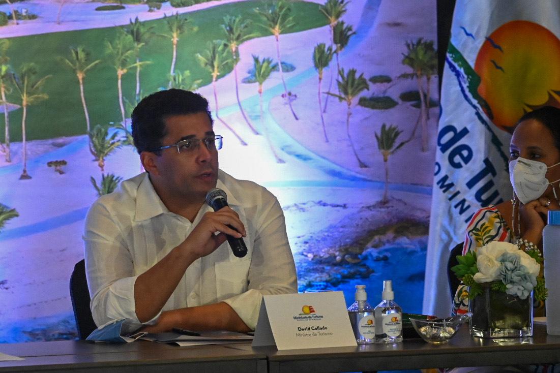 Turismo muestra notable recuperación en marzo La Altagracia.- El sector turístico muestra una notable recuperación logrando una ocupación hotelera de más de un sesenta por ciento los fines de semana y se espera la generación de unos 10 mil empleos mensuales en lo que falta del año. Así lo anunció el presidente Luis Abinader, al encabezar, junto al ministro David Collado, una conferencia de prensa del Gabinete de Turismo, luego de agotar una apretada agenda de trabajo en la Provincia La Altagracia. Asimismo informó que al 17 de marzo que a República Dominicana ha ingresado 128 mil personas no residentes, superando y duplicando la cantidad recibida en diciembre del pasado año. El ministro de Turismo indicó que las proyecciones al mes de marzo son las de terminar entre 230 mil a 260 mil turistas. Asimismo, en agosto pasado había 15 mil habitaciones hoteleras abiertas, y al día de hoy hay disponibles unas 44 mil, con una ocupación entre el 60 y 70 por ciento. En tanto que las reservaciones hacia el destino caribeño de República Dominicana se encuentra entre los primeros cinco destinos más buscados por los turistas, de acuerdo al turoperador digital Expedia, utilizado por los viajeros para vacacionar, según Collado. En la reunión, la viceministra Jacqueline Mora presentó cifras de cómo viene exhibiéndose la recuperación del Turismo dominicano hasta el incremento de viajeros de 82 ciudades diferentes en agosto pasado a 103 ciudades del exterior al mes de marzo de este año. Presentó además el impacto significativo que viene teniendo el aumento del turismo interno con el ingreso de divisas en alrededor de unos 300 millones de dólares para los primeros tres meses de 2021. Sobre este recuperación, en el encuentro, el presidente Abinader, aseguró que las proyecciones y el objetivo del Gobierno es principalmente la creación de empleos con la meta de crear 10 mil empleos directos e indirectos por mes, destacando que las reservas en las habitaciones hoteleras proyectadas para el resto del año, son las mejores que se han registrado en los últimos tres meses del año. “Hoy el Gobierno puede decir que ya empezó la recuperación del turismo”, dijo enfáticamente el mandatario en el encuentro ante el grupo de funcionarios del Gabinete de Turismo, de representantes de medios de comunicación, de empresarios hoteleros y de autoridades de la provincia.