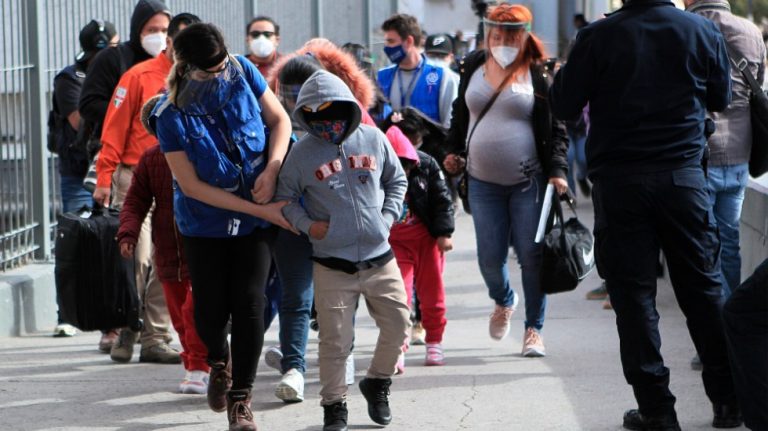 EE.UU. planea permitir quedarse en el país a familias separadas en frontera
