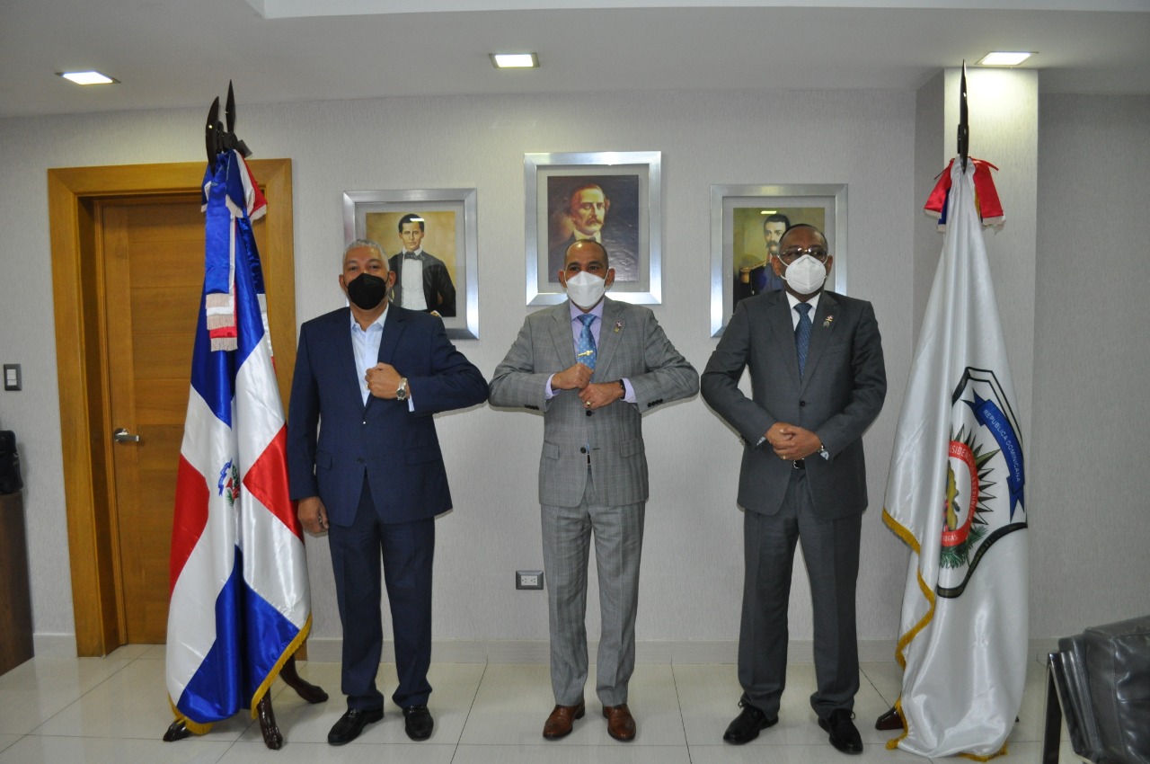 Miembros de la DNCD podrán usar autobuses de la OMSA y el Metro de manera gratuita