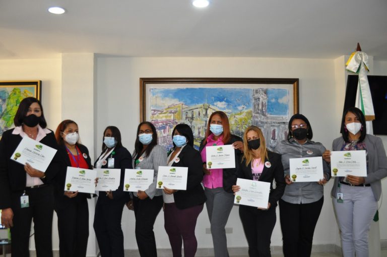 Radhamés González reconoce colaboradoras de OMSA en el Día de la Mujer
