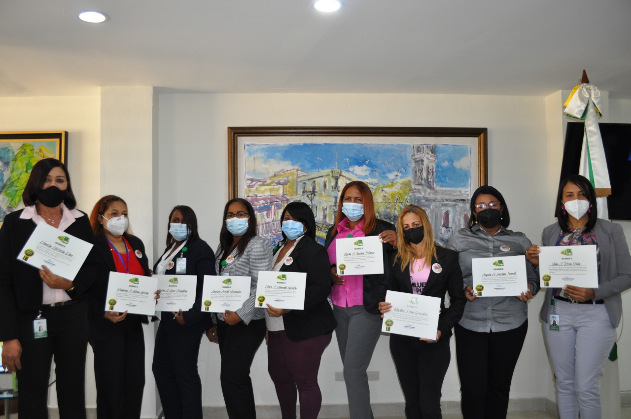 Radhamés González reconoce colaboradoras de OMSA en el Día de la Mujer