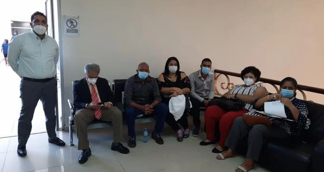 Waldo junto a un grupo de médicos ocupan área de Salud Pública y se declaran en huelga de hambre