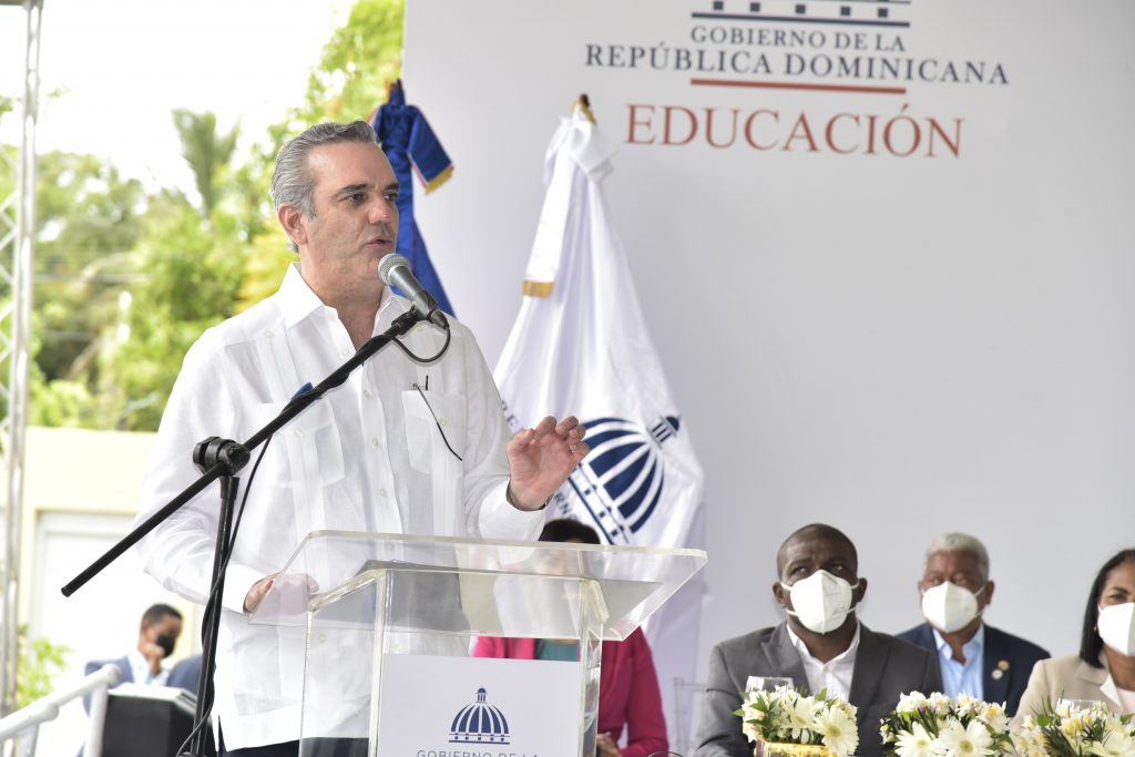 destaca que el objetivo principal del gobierno es generar empleos cuidando la salud. Dijo que de agosto de 2020 a abril de 2021 han aprobado la creación de 45 empresas de zonas francas. El gobernante encabezó esta noche en el Palacio Nacional la reunión de la Mesa de la Industrialización en ocasión del Día Nacional de la Industria. Esta mesa está integrada por el presidente, funcionarios públicos y líderes empresariales. Ya se ha recuperado el 100% de los empleos de zonas francas, incluso con crecimiento superior a antes de la pandemia por el COVID-19. Reducir los trámites burocráticos para incrementar exportaciones y continuar dinamizando la economía, con el liderazgo de la Industria son los planes.