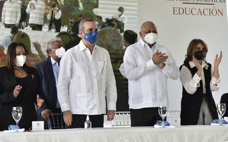 Presidente Abinader y Ministro Fulcar encabezan emotivo acto en Guerra