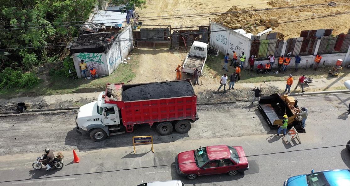 Alcaldía de SDN y Obras Públicas intervienen principales avenidas con amplio programa de asfaltado y bacheo en ese municipio